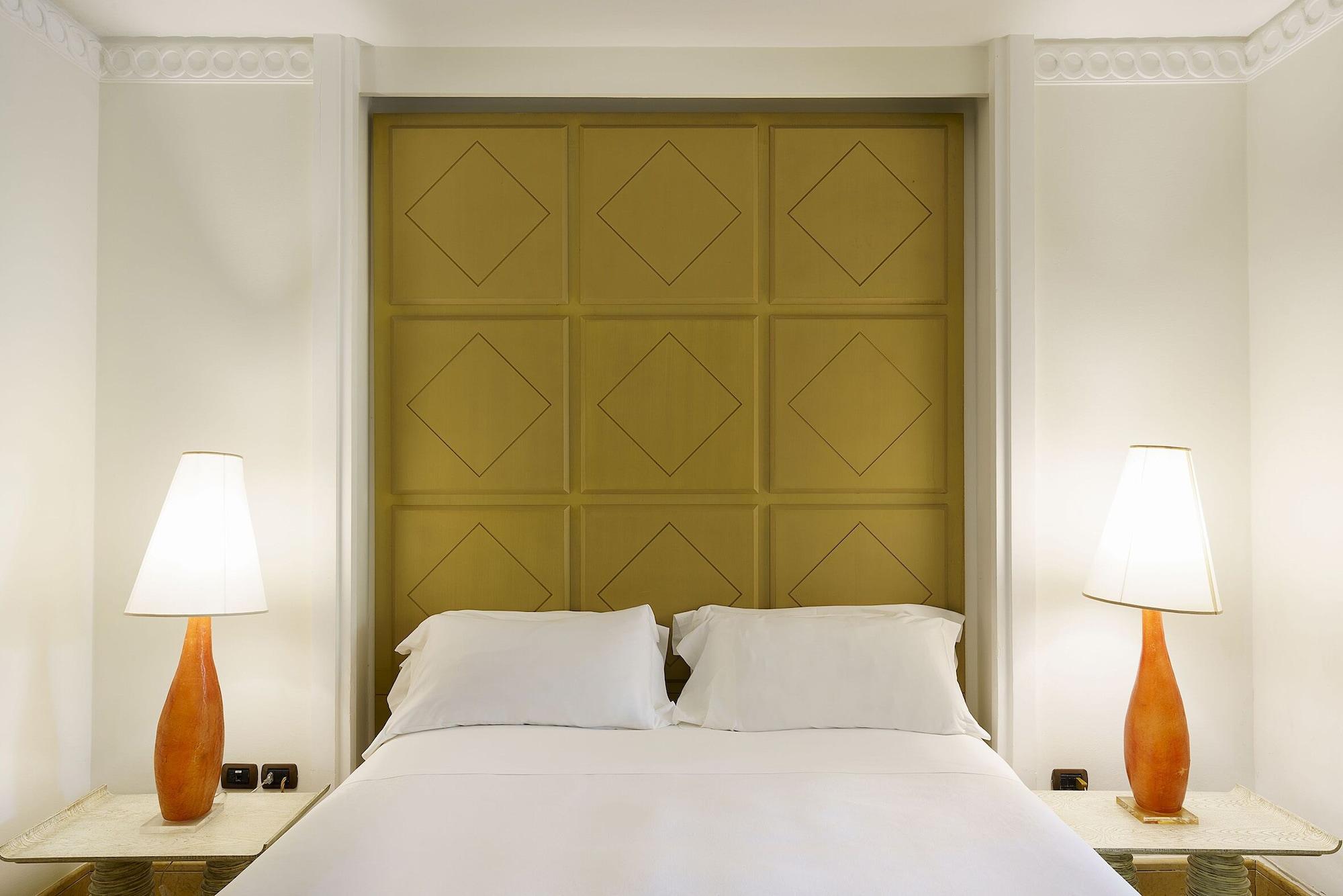 Romano Palace Luxury Hotel كاتانيا المظهر الخارجي الصورة A bed with a headboard