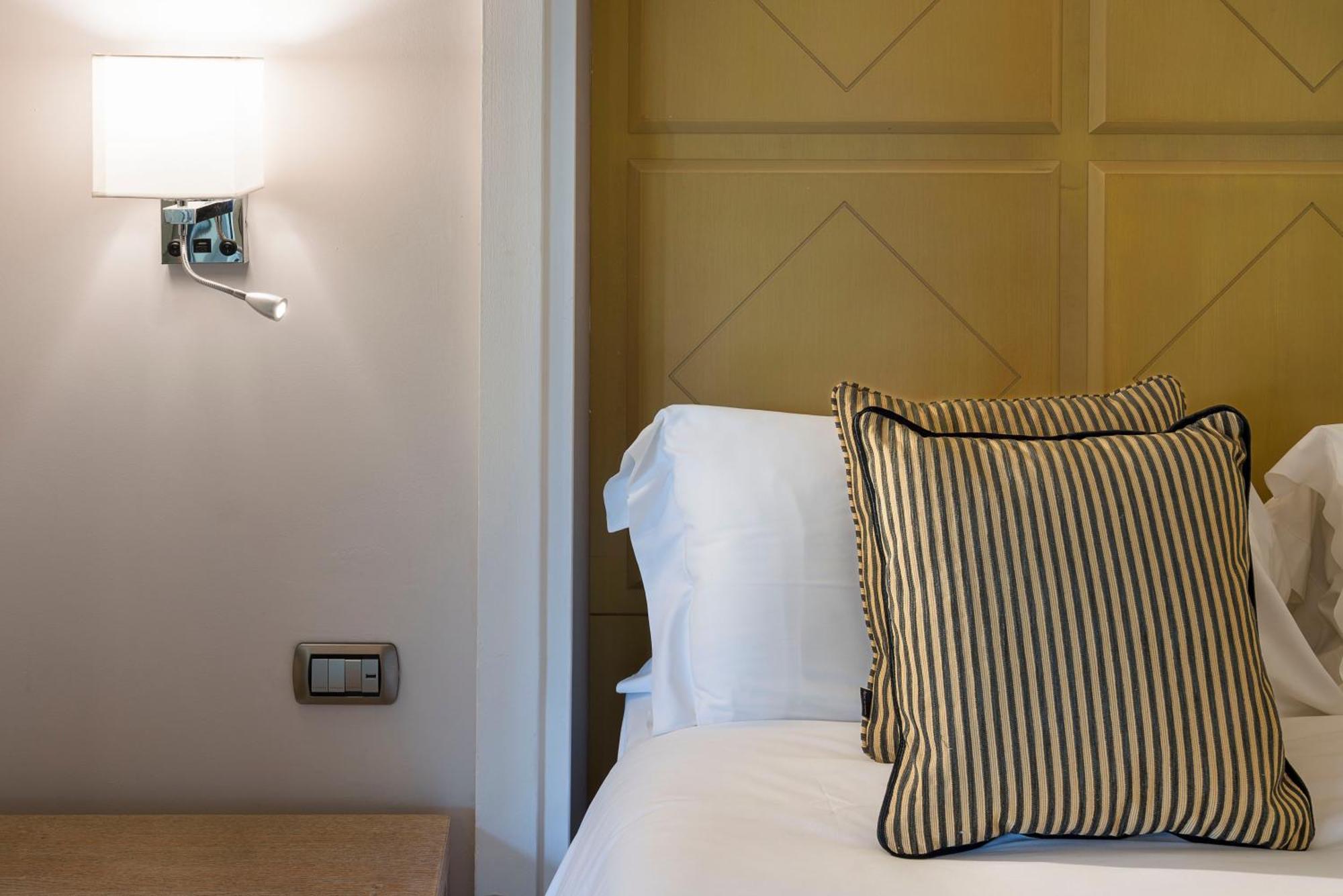Romano Palace Luxury Hotel كاتانيا المظهر الخارجي الصورة A wall light
